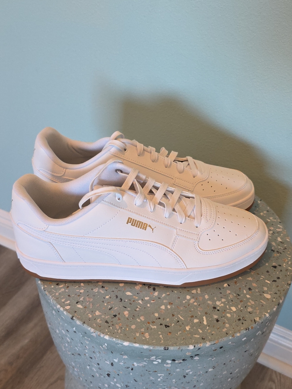 Brand NEW NEVER WORN Puma Men’s White Sneakers with Gold Logo Accent